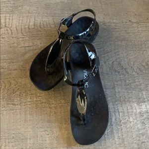 Vionic patten leather sandals
